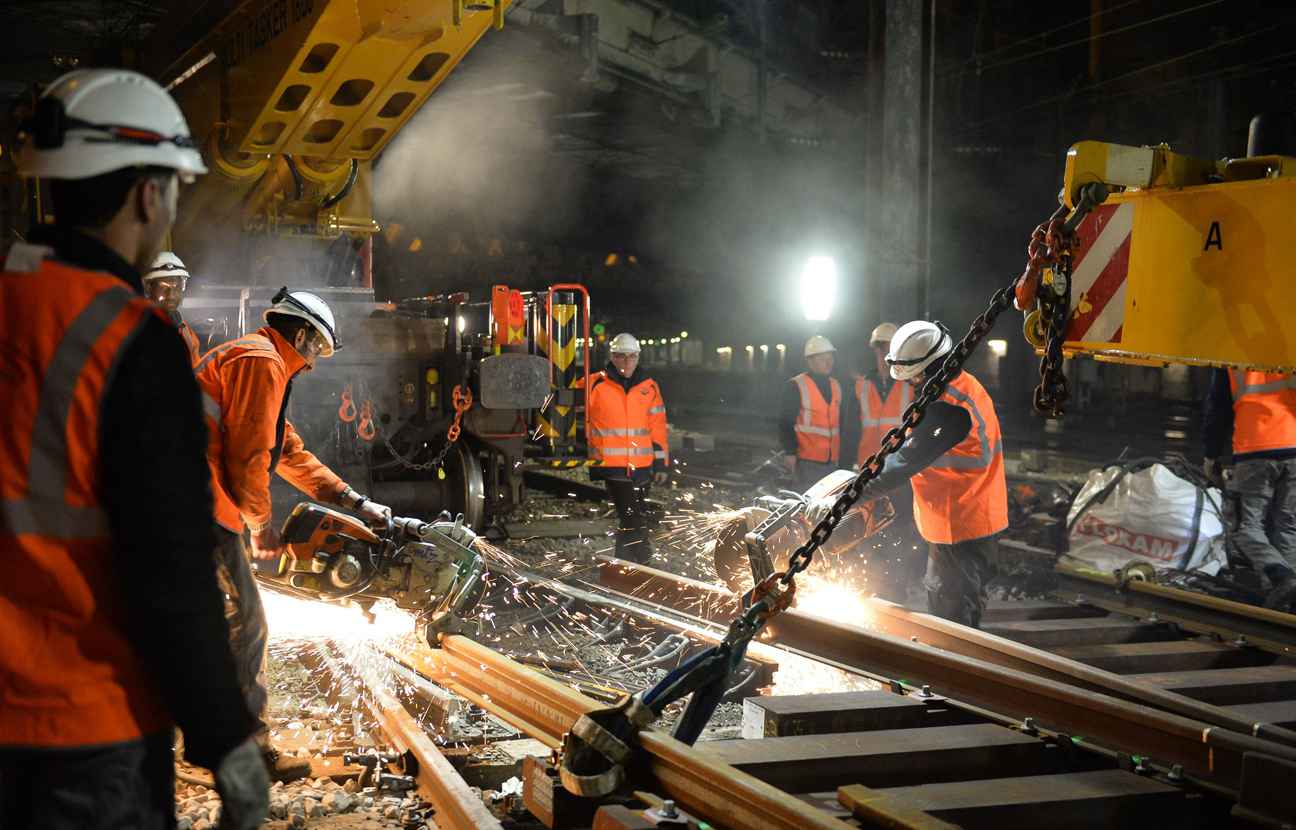 image travaux rails de nuit